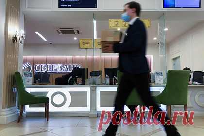 Сбербанк заявил о штатной работе своих отделений. Отделения и устройства самообслуживания Сбербанка работают в штатном режиме. Вся работа проходит в штатном режиме даже несмотря увеличение интереса со стороны клиентов на операции по снятию денежных средств. В Сбербанке отметили, что средства доступны клиентам в полном объеме.