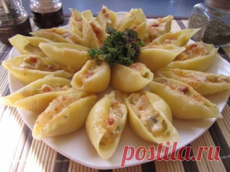 Ракушки с фаршем и соусом бешамель.