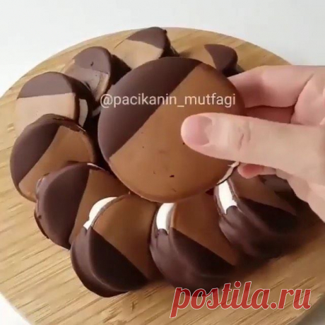 Ставьте ➕ если Вам понравился этот рецепт😍
⠀
Шоколадные панкейки🍫
Это оочень вкусно😋
⠀
Ингредиенты для теста:
• яйцо 2 шт.
• сахар 4 ст. ложки
• мука 2 стакана
• молоко 1,5 чашки
• ванилин 1 упаковка
• разрыхлитель 1 упаковка
• соль шепотка
• какао 2 ст. ложки
⠀
Ингредиенты для крема:
• сливочный сыр 100 гр.
• сливки 100 мл.
• сухие сливки 175 гр.
• ванилин 1 упаковка
• сахарная пудра 2 ст ложки
Глазурь:
• растопленный шоколад 150 гр.
⠀

Приготовление:
Для крема смешать...