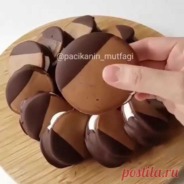 Ставьте ➕ если Вам понравился этот рецепт😍
⠀
Шоколадные панкейки🍫
Это оочень вкусно😋
⠀
Ингредиенты для теста:
• яйцо 2 шт.
• сахар 4 ст. ложки
• мука 2 стакана
• молоко 1,5 чашки
• ванилин 1 упаковка
• разрыхлитель 1 упаковка
• соль шепотка
• какао 2 ст. ложки
⠀
Ингредиенты для крема:
• сливочный сыр 100 гр.
• сливки 100 мл.
• сухие сливки 175 гр.
• ванилин 1 упаковка
• сахарная пудра 2 ст ложки
Глазурь:
• растопленный шоколад 150 гр.
⠀

Приготовление:
Для крема смешать...