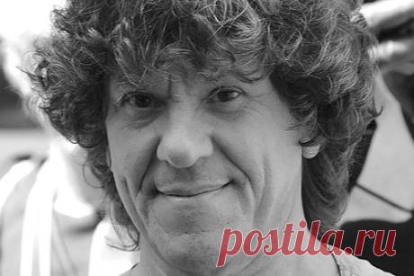 Умер основатель фестиваля «Вудсток» Майкл Лэнг. Умер один из основателей и организаторов музыкального фестиваля «Вудсток» Майкл Лэнг. Мужчина скончался на 78-м году жизни в онкологическом центре имени Слоуна в Нью-Йорке. По словам представителя семьи Лэнга Майкла Паньотты, причиной смерти стала редкая форма неходжкинской лимфомы.