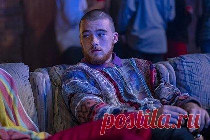 Режиссер «Эйфории» рассказал о попытках спасти звезду сериала от зависимости. Режиссер сериала «Эйфория» Сэм Левинсон рассказал о том, как пытался помочь звезде проекта Ангусу Клауду, исполнившему роль Феско, в борьбе с наркотической зависимостью. Кинематографист поведал, что в начале второго сезона по его инициативе студия HBO оплатила артисту месячное пребывание в реабилитационном центре.