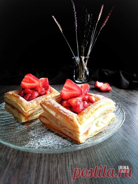 Слойки с клубникой в пряном меду