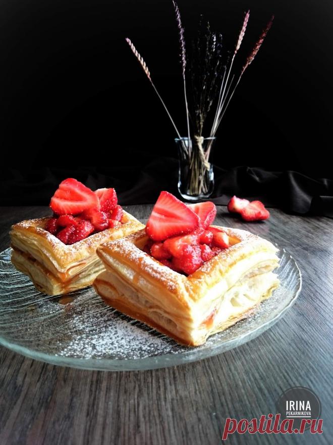 Слойки с клубникой в пряном меду