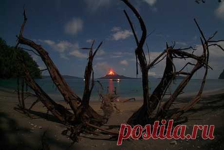 Вулкан Кракатау Индонезийский вулкан Кракатау (ориг. Krakatau), хоть и не самый большой, но славится на весь мир своим буйным нравом. В 1883 году произошло чрезвычайно сильное его извержение, которое стало настоящей катастрофой. Очень старые источники сообщают о том, что Кракатау всегда бушевал, чем...