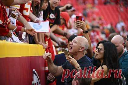 Названы богатейшие граждане США. По версии журнала Forbes богатейшим человеком в списке 400 самых богатых американцев в 2022 году стал Илон Маск, владелец Tesla и основатель SpaceX. Предприниматель сместил с первого места основателя Amazon Джеффа Безоса, который четыре года подряд возглавлял список. Состояние Маска оценивается в 251 миллиард долларов.