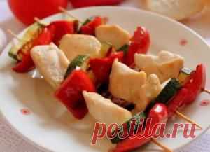 Шашлык из курицы с овощами на шпажках