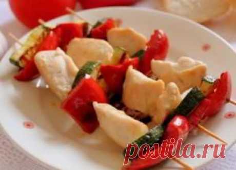 Шашлык из курицы с овощами на шпажках