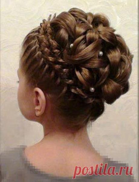 Прическа с колоском и буклями на выпускной