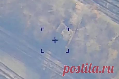 Появилось видео удара по польской самоходке Krab на Украине. Видео уничтожения польской САК Krab Вооруженных сил Украины опубликовало Министерство обороны России. Самоходка находилась на замаскированной огневой позиции, что не уберегло ее от обнаружения расчетами российских беспилотников. Они навели артиллерию, которая ударила высокоточным снарядом.