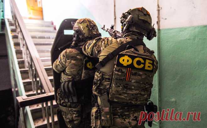 ФСБ задержала жителя Феодосии, собравшего бомбу по заданию СБУ. По данным ФСБ, самодельную бомбу житель Феодосии заложил в тайник в Балаклавском районе Севастополя. В его отношении возбудили дело о госизмене. Мужчина арестован