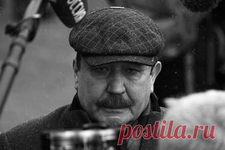 Умер режиссер Вадим Абдрашитов. Умер режиссер Вадим Абдрашитов. Народный артист России скончался на 79-м году жизни. Об этом сообщает Союз кинематографистов России. Среди работ Абдрашитова — картины «Плюмбум, или Опасная игра», «Парад планет», «Остановите Потапова!», «Охота на лис», «Магнитные бури», «Пьеса для пассажира» и другие.