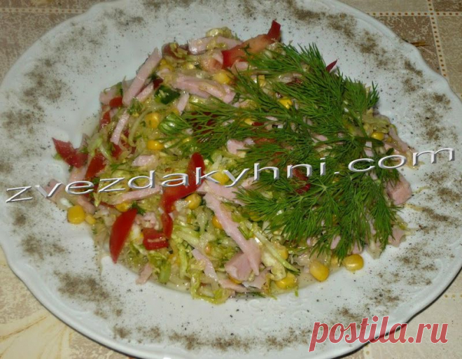 Салат из молодой капусты, ветчины и кукурузы