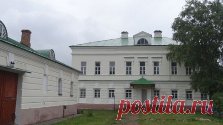 Усадьба Голицыных г.Усолье Пермский край
Строилась усадьба Голицыных  с 1815 по 1818 годы.
Построена в стиле русского классицизма одними из владельцев соляных промыслов — Голицыными.
 В 1751 году барон Александр Григорьевич Строганов выделил в качестве приданого часть своего имения с соляными промыслами в Новом Усолье.