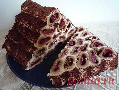 Торт "Монастырская изба"
- 4 стакана муки
- 250 гр. сметаны
- 250 гр. маргарина
- 1/2 стакана сахара
- щепотку соли
- 700 гр. вишни (можно мороженной)

Для крема:
- 800 гр. сметаны жирность 25-30%
- ванилин
- 1/2 стакана сахара

- 50 гр. шоколада или орехов



Вишню разморозить, дать стечь лишней влаге, добавить немного сахара и хорошо перемешать.

Берем большую емкость для замешивания теста, просеиваем муку, добавляем сметану, маргарин (пореза