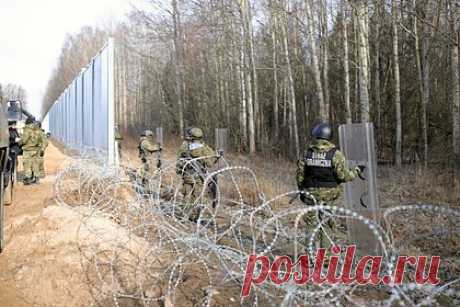 На границе Белоруссии и Польши нашли труп беженца. Белорусские пограничники нашли тело беженца около калитки у польского заграждения. Погибшего обнаружили 19 ноября на белорусско-польской границе. Отмечается, что мужчина был без теплой верхней одежды. Его внешность — не славянская. После осмотра тела была установлено, что теложертвы переместили из Польши в Белоруссию.