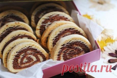 Печенье "Улитки" (очень простой рецепт)

Что нужно: ?
(на 1 противень)

- 125 г сливочного масла
- 100г сахара
- 300г муки (+для раскатки теста)
- 1 яйцо
- 2 ст.л. какао порошка

Что делать: ?

1. В чаше блендера соединяем сахар, нарезанное кубиками сливочное масло, яйцо, перемешиваем.
2. Добавляем муку, продолжая мешать тесто, пока она не станет эластичным.
3. Разделить тесто на 2 равные части ,в одну смешать какао порошек.
4. Оба кусочка теста раскатать в тонкий пласт и ...