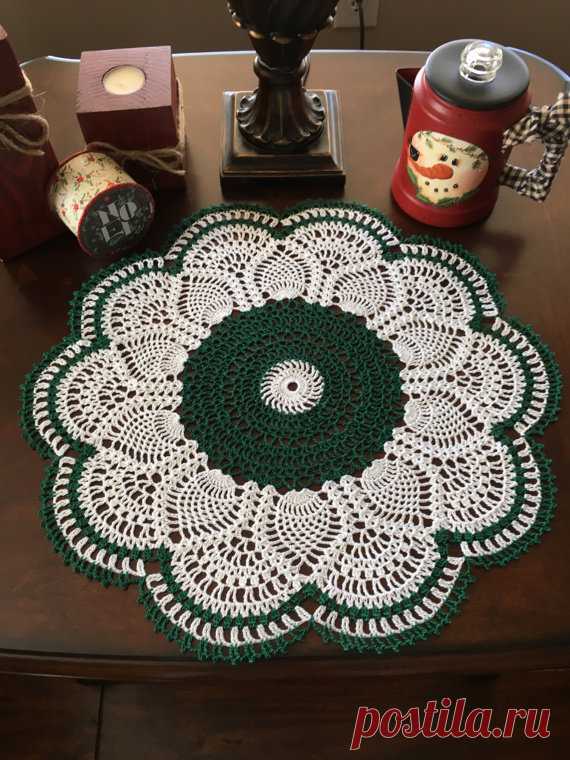 Green and White Doily - Crochet Doily - Green Doily - Green Crochet Doily - Holiday Doily - Holiday Decorations - Pineapple Doily Christmas Doily just for you!! This beautiful Green Round Christmas Doily is handmade to order. Perfect for your Coffee Table, End Tables or Dining Table! These doilies make beautiful additions to a Bridal Table as well! –––––––––––––––––––––––– LISTING ITEM  1 Round Christmas