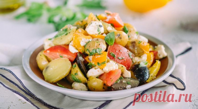 “По мотивам” греческой кухни: картофельный салат с оливками и фетой | Вкусные рецепты