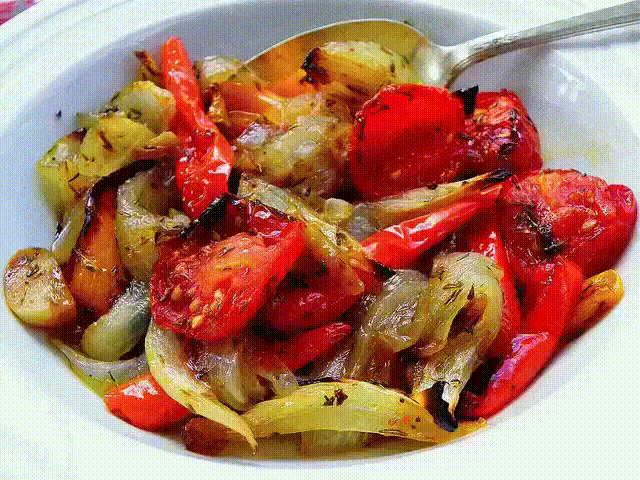 Овощи, запечённые в маринаде
Получаются они просто божественно вкусными. И всегда съедаются полностью, сколько бы вы их не приготовили. Овощи в духовке сами по себе вкусные, но с нашим маринадом они получаются потрясающими.
Ингредиенты:
1 болгарский перец
1 кабачок
1 баклажан
1 луковица
3 зубчика чеснока
1 столовая ложка уксуса 9%
2 столовые ложки соевого соуса
4 столовые ложки растительного масла
Приготовление:
Чеснок очищаем и выдавливаем в миску через пресс. Туда же добавляем растительное мас