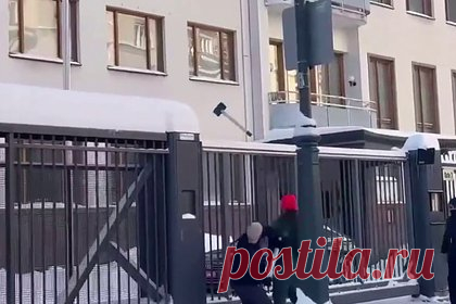 В Москве закидали посольство Финляндии кувалдами. В Москве неизвестные закидали посольство Финляндии кувалдами. На видеозаписи видно, что группа людей собралась у здания диппредставительства, которое располагается на Кропоткинском переулке в столице России. Информация о причинах и организаторах протеста не приводится.