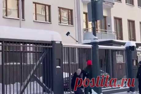 В Москве закидали посольство Финляндии кувалдами. В Москве неизвестные закидали посольство Финляндии кувалдами. На видеозаписи видно, что группа людей собралась у здания диппредставительства, которое располагается на Кропоткинском переулке в столице России. Информация о причинах и организаторах протеста не приводится.