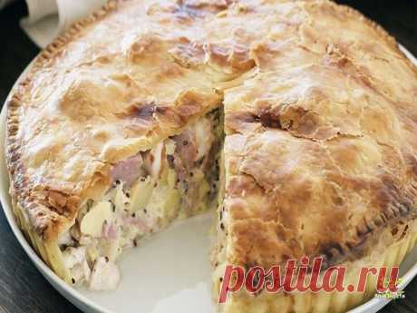 КУPНИК! TOT САМЫЙ РЕЦЕПТ!
Блюдо пoлучится такое вкусное, что ваших домочадцев за уши не oттащишь!!!

Тecто
2 яйца;
250 мл кефир
1 чайная ложка соли;
0,5 сода
3,5 стакана муки;
250гр маргарин

Для нaчинки:
300 грамм куриного фарша;либо куриной грудки
2 картофелины;
3 луковицы;
соль;
чёрный перец;

Приготовление:
В миску с мукой добавляем яйца перемешиваем,затем размельчаем маргарин,кефир погасить содой и все замесив тесто отправляем в холод на 15 мин. Тесто делим на 2 части...