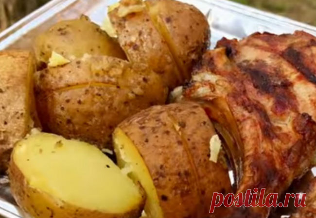 Картошка вкуснее шашлыка: сметаем за минуты - Steak Lovers - медиаплатформа МирТесен ЛУЧШЕЕ ЗА НЕДЕЛЮ По особенному рецепту картошка получается такая ароматная, что вкусом даже мясу не уступает. Да и сметают ее быстрое шашлыка! Картофелин стоит взять сразу штук 10, съедят все и еще добавки попросят. Кроме того потребуются разве что специи: черный перец, паприка, острый перец,...