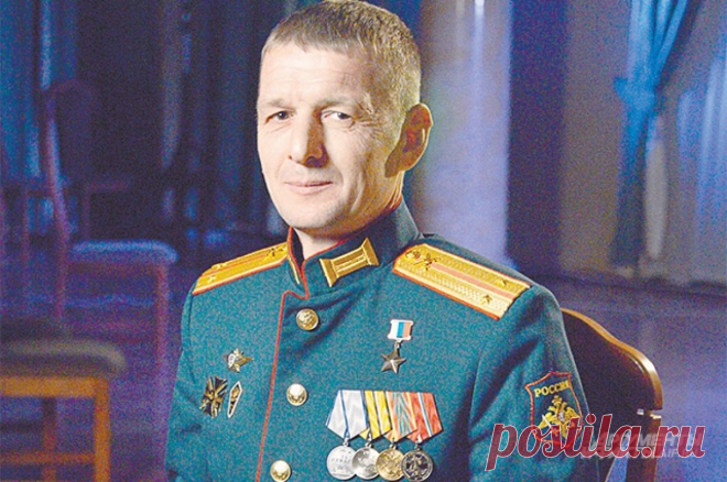 Хорошие взводные данные. Как Алексей Кривуля поменял мирные будни на СВО. Командир мотострелкового взвода лейтенант Алексей Кривуля – простой, открытый, не стесняющийся эмоций. С виду – совсем не герой. Но именно такие мужики сегодня делают всё для победы России.