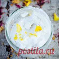 Чем можно заменить сливки в рецепте без потери качества готового продукта? Сливки можно заменить другими молочными продуктами, получив не менее вкусное блюдо. Что именно добавить в пищу, зависит от её назначения – выпечка, первое блюдо, соус или крем