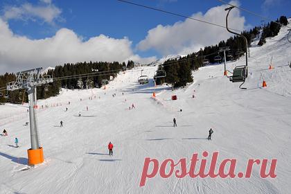 Раскрыта оптимальная стоимость горнолыжного отдыха в Словении на Новый год. Эксперты туристической отрасли раскрыли оптимальную стоимость отдыха на горнолыжных курортах Словении на Новый год. Так, средняя цена недельной путевки с размещением в трехзвездочном отеле на курорте Марибор с вылетом из Москвы 27 декабря и питанием на базе завтраков составляет 142,4 тысячи рублей для двоих туристов.