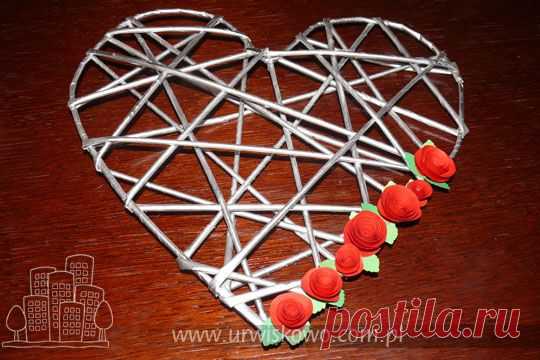 Сердце из газетных трубочек с бумажными розочками. | Самоделкино