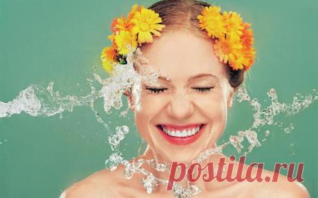 Важные правила увлажнения кожи Кожа человека на две трети состоит из воды, основная часть которой сосредоточена в дерме. В эпидермисе находится всего пятая часть запаса воды. Водный дисбаланс делает кожу беззащитной к негативному влиянию агрессивных факторов внешней среды.