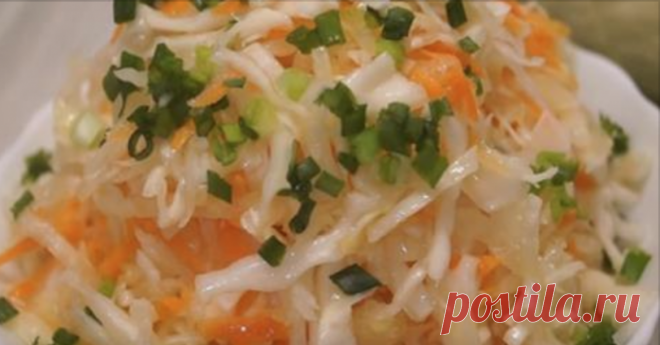 Капуста, приготовленная по этому рецепту — очень вкусная, остренькая, хрустящая и самое главное: быстрая в приготовлении.
