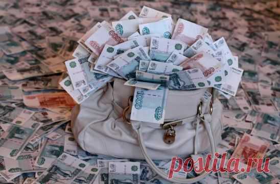 Пусть денежки летят ко мне, сбиваясь в птичьи стаи, 
Кружат, порхают и парят, преграды на пути сметают,
Стучат в окно, ломятся в дверь, пусть лезут во все щели,
Я очень жду... Их в дом впущу, для них всегда открыты двери!))