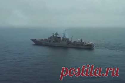 Высадку российских моряков на захваченное пиратами судно показали на видео. Минобороны России показало видео высадки российских моряков на захваченное пиратами судно в Гвинейском заливе. Ролик опубликовало РИА Новости. На нем видно, как вооруженная группа антитеррора перемещается по палубе контейнеровоза и поднимается на капитанский мостик судна.