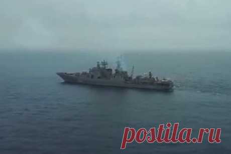 Высадку российских моряков на захваченное пиратами судно показали на видео. Минобороны России показало видео высадки российских моряков на захваченное пиратами судно в Гвинейском заливе. Ролик опубликовало РИА Новости. На нем видно, как вооруженная группа антитеррора перемещается по палубе контейнеровоза и поднимается на капитанский мостик судна.