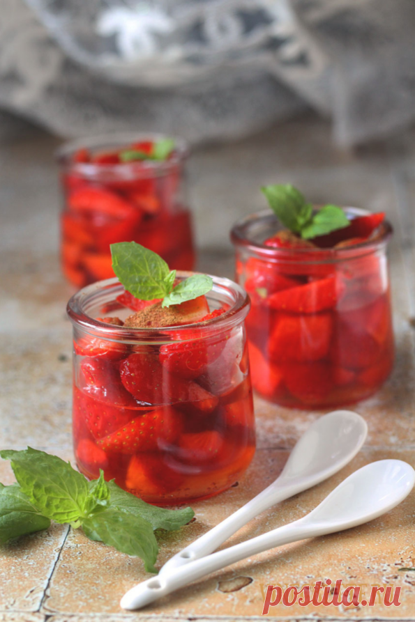 Клубника с лимоном и корицей