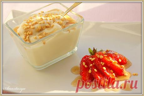 Мягкое кленовое мороженое 500мл сливок, 4 желтка, 70г коричневого сахара, 8 ст.л. кленового сиропа. 
Сливки поставить на водяную баню, добавить кленовый сироп. Отдельно взбить (перемешать, чтобы не было много пены) желтки с сахаром. Тонкой струйкой влить к сливкам, постоянно мешая. Подогревать (не кипятить!), постоянно мешая, примерно минут 10 до небольшого загустения. Затем поставить миску в холодную воду и остудить, помешивая. Убрать в морозилку, морозить до состояния мягкого мороженного.