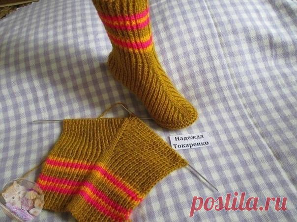 Носочки вяжутся на двух спицах.

Набрала 49 петель на спицы №3.

Провязала 30 рядов резинкой 1 на 1.

Нашла среднюю петлю (25-ая), отметила её цветной нитью.

В каждом лицевом ряду из этой петли вывязывала 5 петель (лиц, накид, лиц, накид, лицевая).

Изнаночные ряды вязала как смотрит вязка.

Когда на спице связалось 97 петель (это на 37 размер), провязала 6 рядов платочной вязкой, т. е. все лицевыми петлями, и стала запускать подошву на 13-ти петлях (как пяточку).

Затем ...