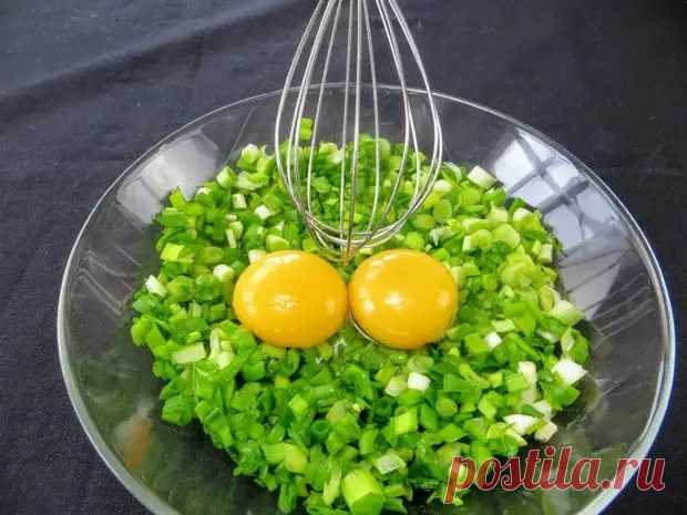 Взбейте зеленый лук с яйцом и вы останетесь довольны. Готовим вкуснейшие лепешки с начинкой - Будет вкусно - Социальная сеть "МТ.RU"