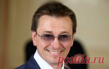 Сергей Безруков отмечает 50-летие. Коллеги пожелали артисту удачи и новых работ в театре и кино