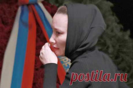 Долги в наследство. Как вдовам «звезд» приходится выживать на пособие. Молодая вдова отца «Ералаша» Бориса Грачевского в итоге стал затворницей, а вдова Александра Пономаренко наделала долгов, когда они боролись с онкозаболеванием артиста.
