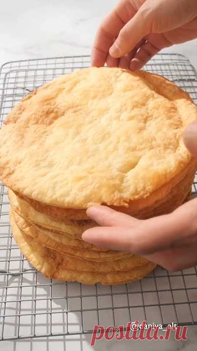 Коржи хрустящие, очень ломкие, работать с ними нужно аккуратно, в креме сливки с жирностью от 33%, но можно заменить на сливочное масло 🥰 Еще БОЛЬШЕ интерес...