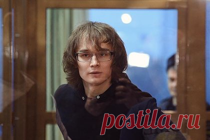 Российскому аспиранту вынесли приговор за оправдание терроризма. Центральный окружной военный суд Екатеринбурга приговорил аспиранта механико-математического факультета МГУ Азата Мифтахова (внесен в список экстремистов и террористов) к четырем годам лишения свободы по делу об оправдании терроризма. Два года и шесть месяцев Мифтахов проведет в тюрьме, а остальную часть — в колонии.