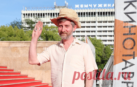 Фильм &quot;Море волнуется раз&quot; получил главный приз на &quot;Кинотавре&quot;. Роли в картине сыграли Ольга Бодрова, которая получила награду за лучшую женскую роль, Валерий Степанов, Юлия Ауг и Андрей Смоляков