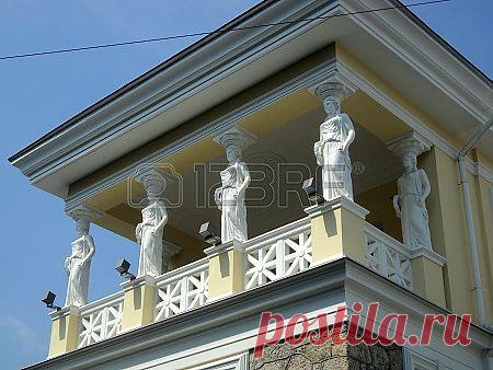 портик с Кариатида, Ялте Фотография, картинки, изображения и сток-фотография без роялти. Image 25063926.