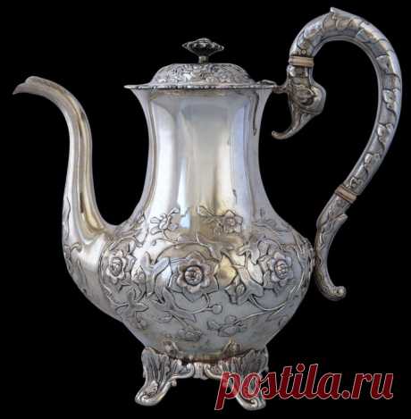Серебрянные кофейники.Антикварная лавка..