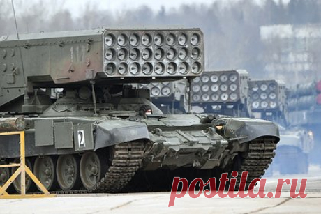 Мощнейшее оружие Российской армии в зоне СВО усилят. Защиту экипажа и оборудования тяжелой огнеметной системы ТОС-1А «Солнцепек» от противотанковых управляемых ракет (ПТУР) и дронов-камикадзе планируется усилить. Об этом сообщает ТАСС. Агентство ссылается на патент, полученный Омским заводом транспортного машиностроения («Омсктрансмашем»).