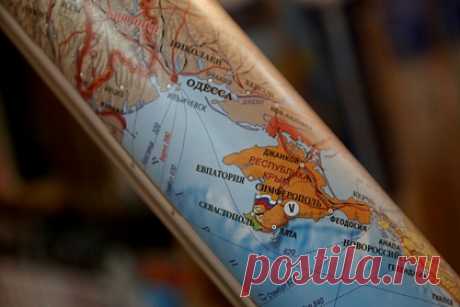 На Украине потребовали от Испании отозвать учебники с российским Крымом. В посольстве Украины призвали Испанию изъять тираж школьных учебников с российским Крымом. «Грубая ошибка» допущена в учебнике «Социальные науки» для 6-го класса средней школы, сообщает пресс-служба ведомства. Его представители также попросили власти Испании не допускать в дальнейшем одобрения таких учебников.